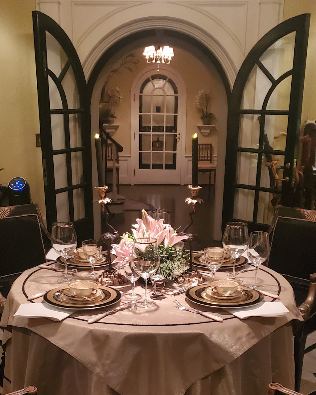 Black chargers and lily centerpiece